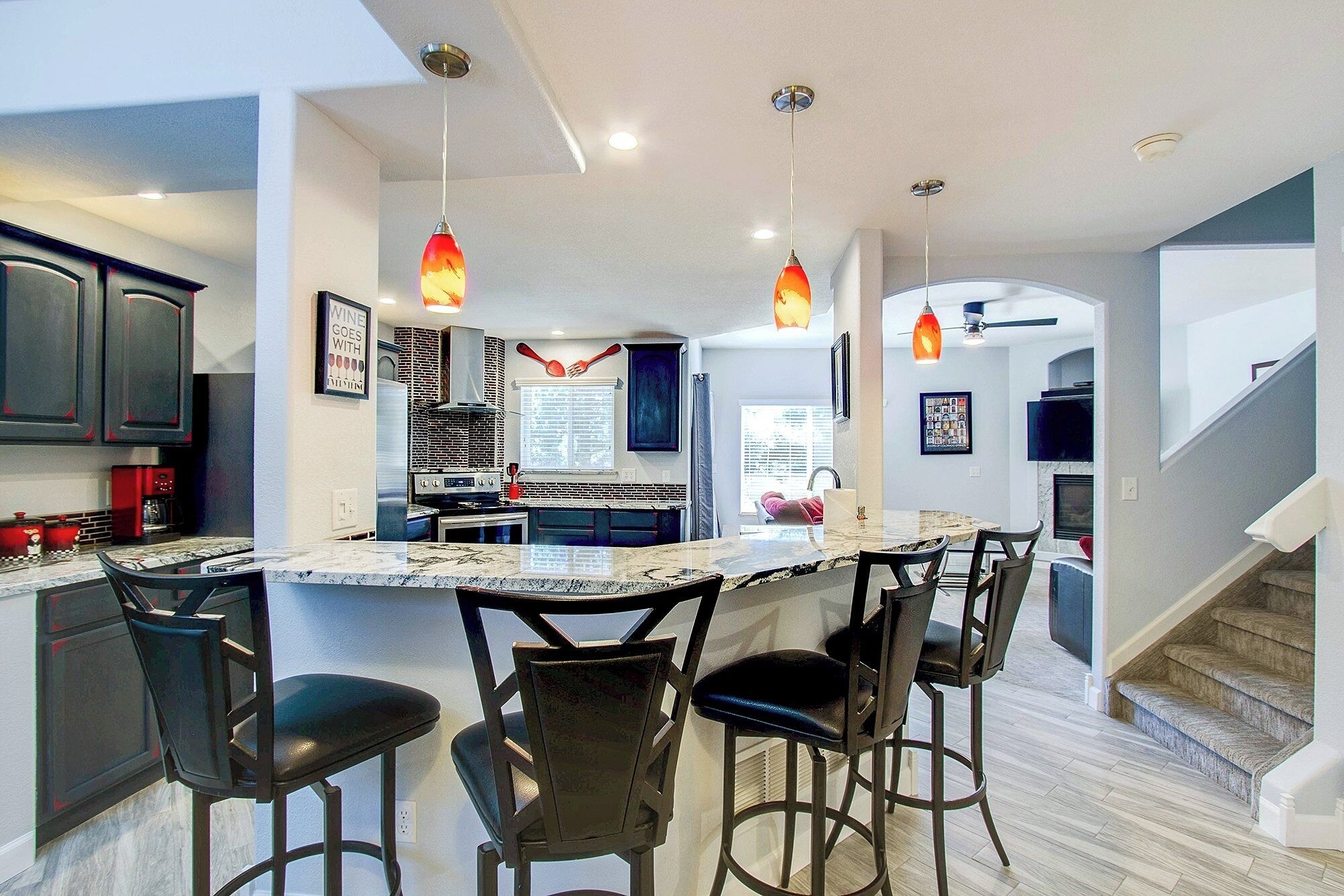 Full-sized fridge, microwave, oven, stovetop