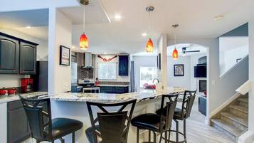 Full-sized fridge, microwave, oven, stovetop