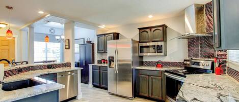 Lemari es besar, microwave, oven, dan kompor