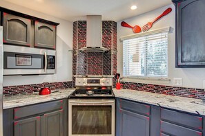 ثلاجة/مجمد بحجم كبير، ميكروويف، فرن، موقد طهي مسطح