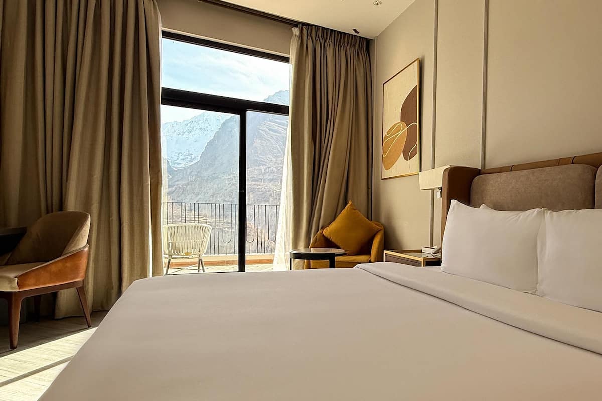 Suite, 1 très grand lit, balcon, vue montagne