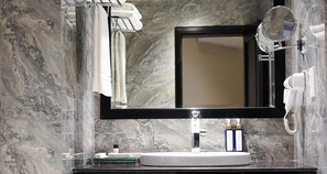 Chambre Deluxe, 2 lits une place, balcon, vue montagne | Salle de bain