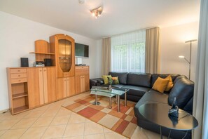 غرفة عائلية - عدة أسرّة - بمطبخ مصغر (Separate Living Room;with Sofabed)