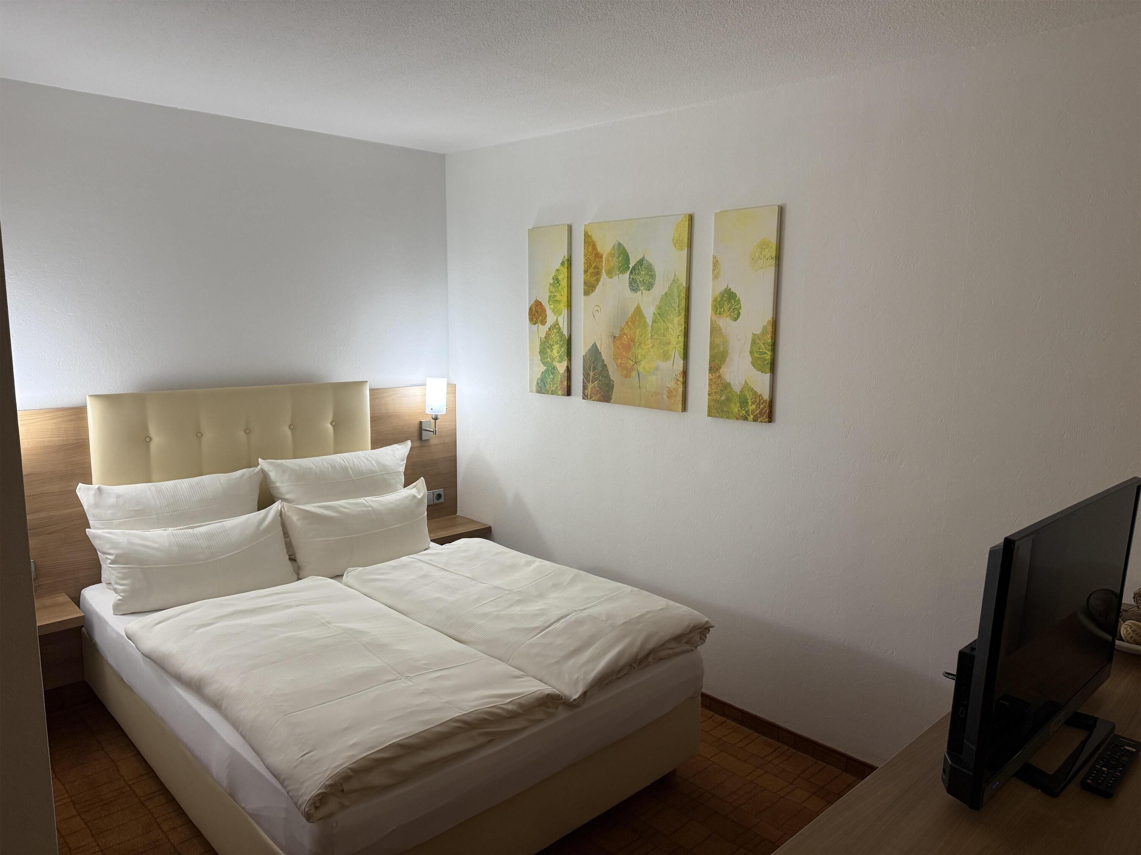 Junior-sviitti, 2 yhden hengen sänkyä, keittotila | Allergiatestatut vuodevaatteet, untuvapeitot, työpöytä, äänieristys