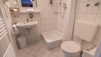 Familienzimmer | Badezimmer | Dusche, Haartrockner, Handtücher, Seife