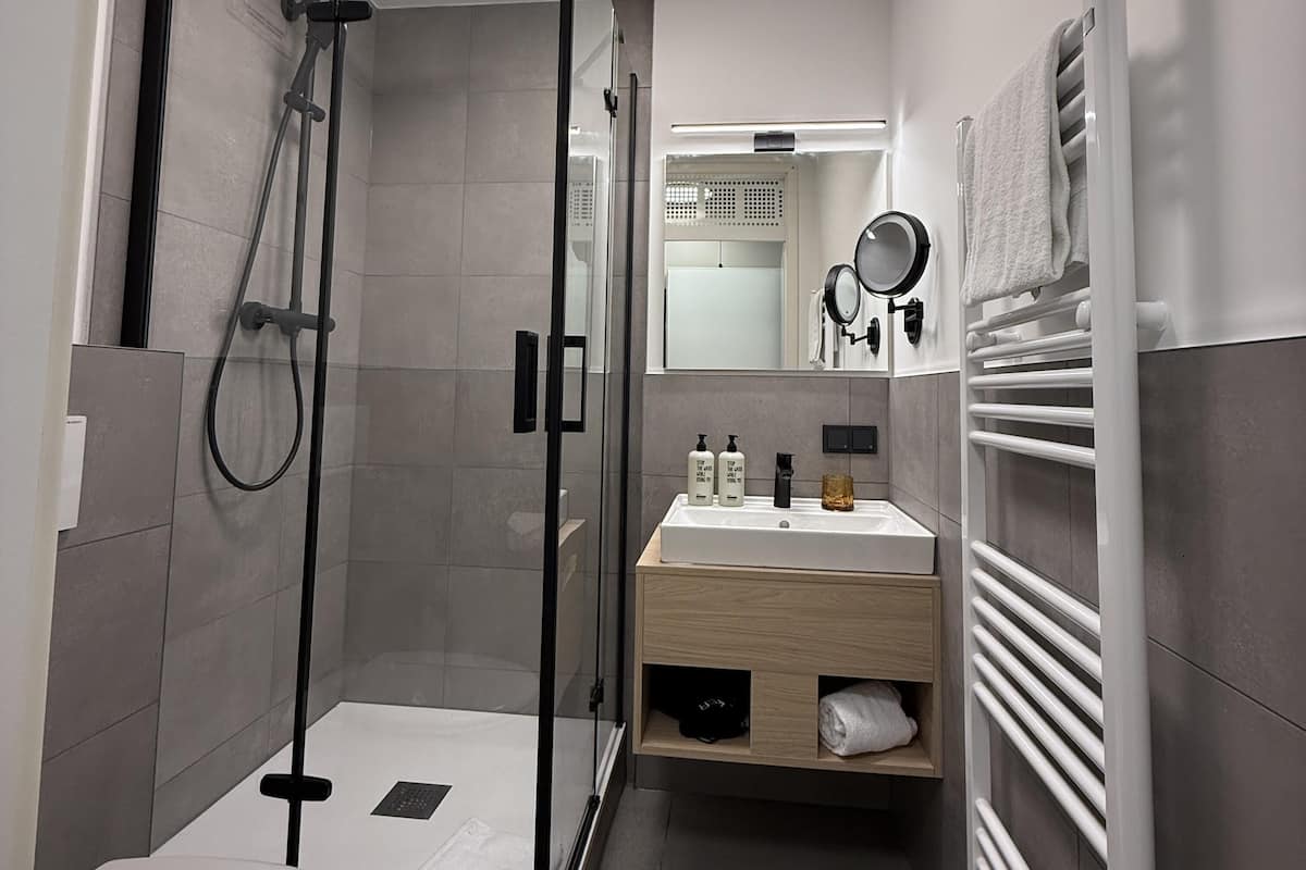 Ducha, secador de pelo, toallas y jabón