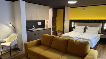 Junior suite | Hypoallergeen beddengoed, donsdekens, een bureau, geluiddichte muren