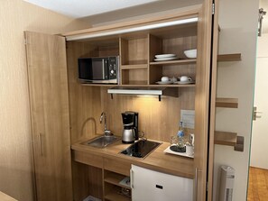 Junior Suite, 2 Twin Beds, Kitchenette | Private kitchenette | Coffee/tea maker