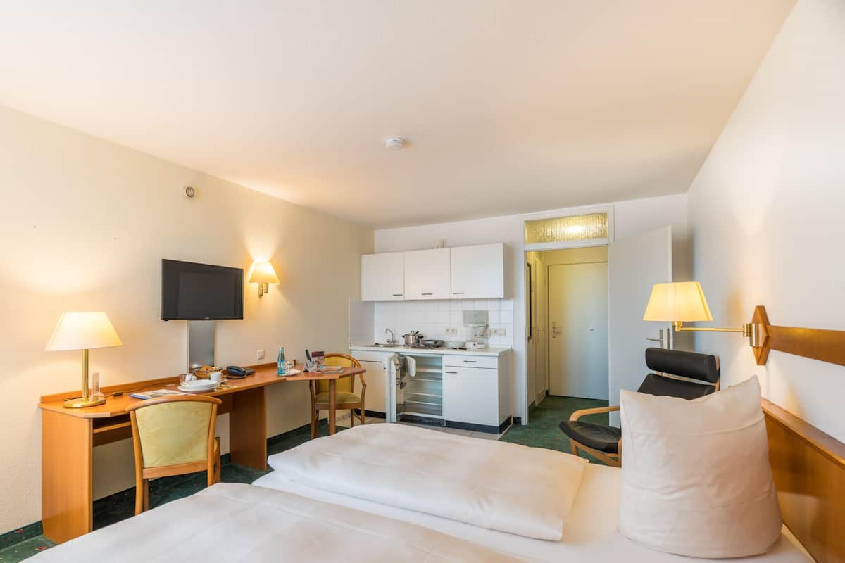 Habitación estándar, 2 camas individuales, cocina básica | Ropa de cama hipoalergénica, edredones de plumas, escritorio