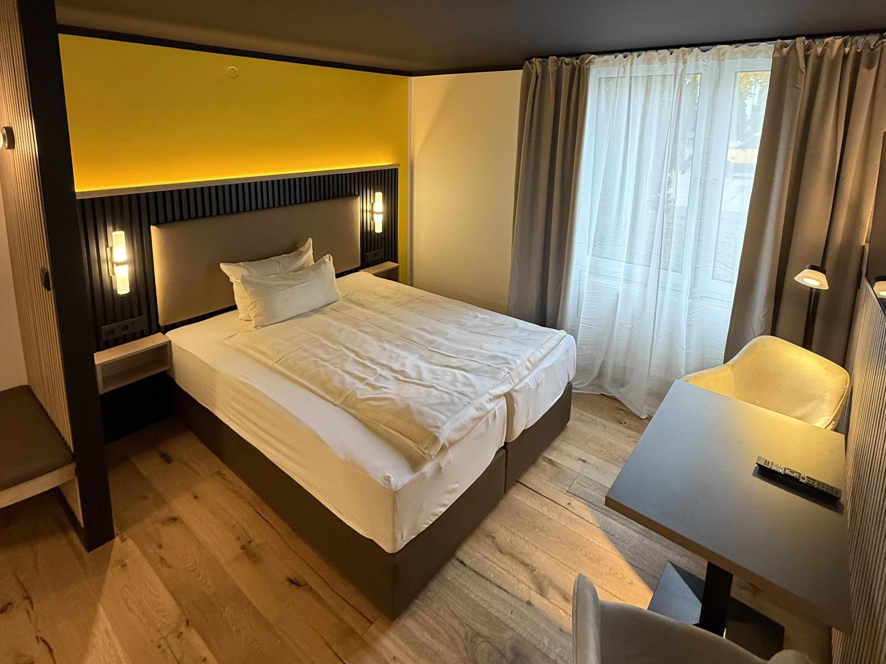 Deluxe-huone, 1 keskisuuri parisänky, keittotila | Allergiatestatut vuodevaatteet, untuvapeitot, työpöytä, äänieristys