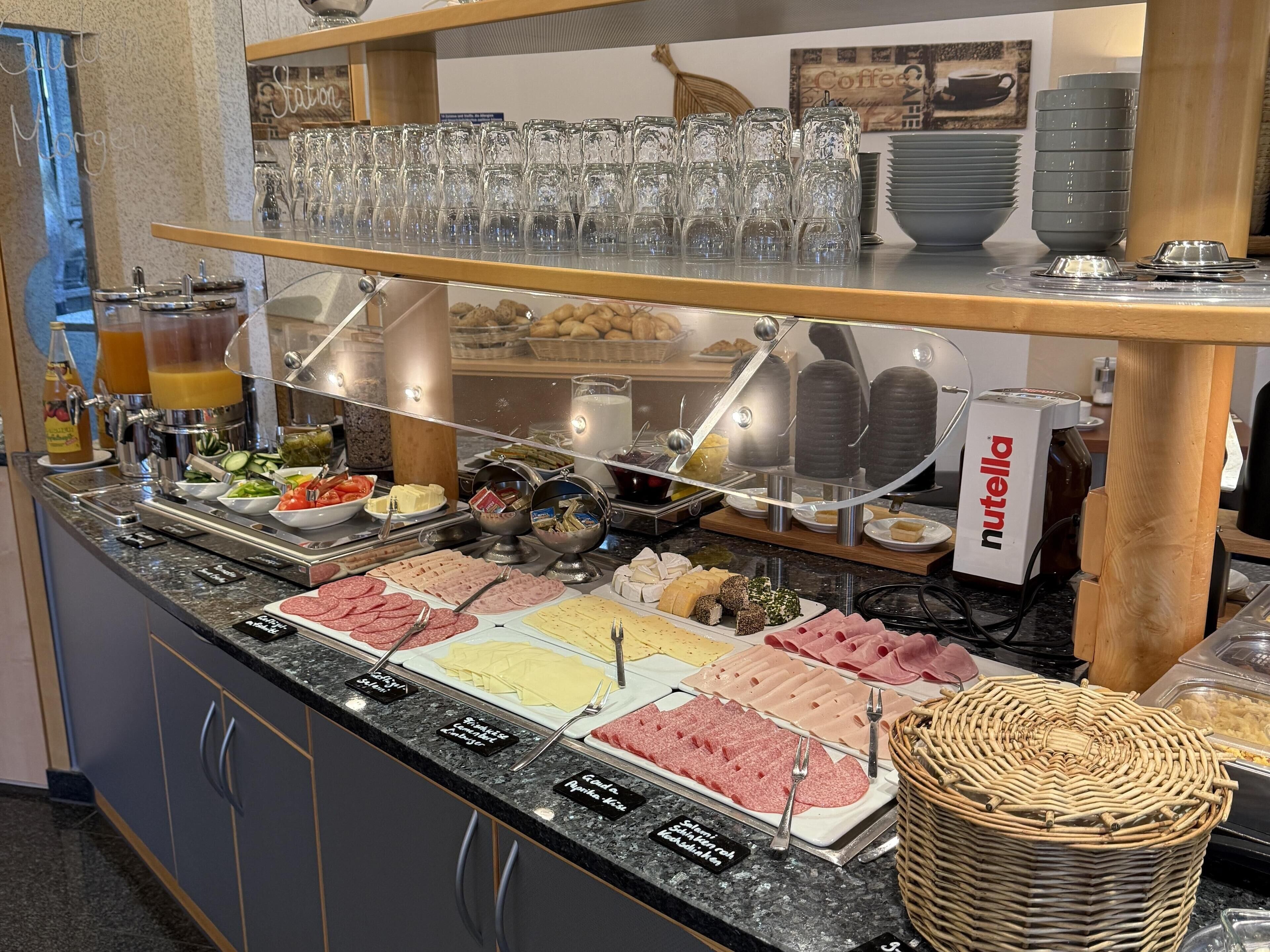 Dagelijks ontbijtbuffet (EUR 10.00 per persoon)