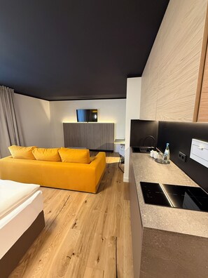 Junior lakosztály, 1 kétszemélyes ágy, konyharész (with Sofabed) | Hipoallergén ágynemű, pehelypaplan, íróasztal és hangszigetelés