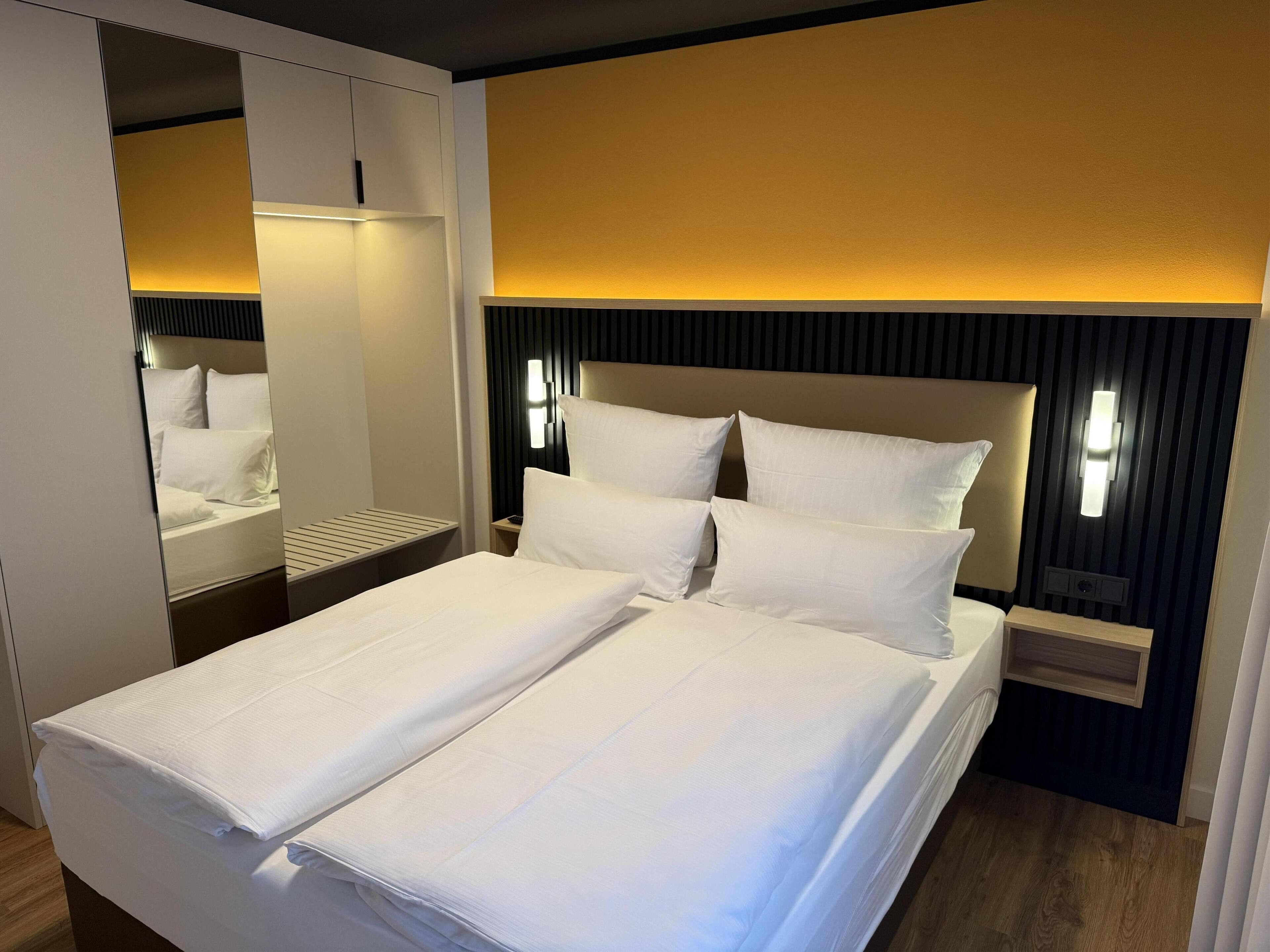 Perhehuone, useita sänkyjä, keittotila (Separate Living Room;with Sofabed) | Allergiatestatut vuodevaatteet, untuvapeitot, työpöytä, äänieristys