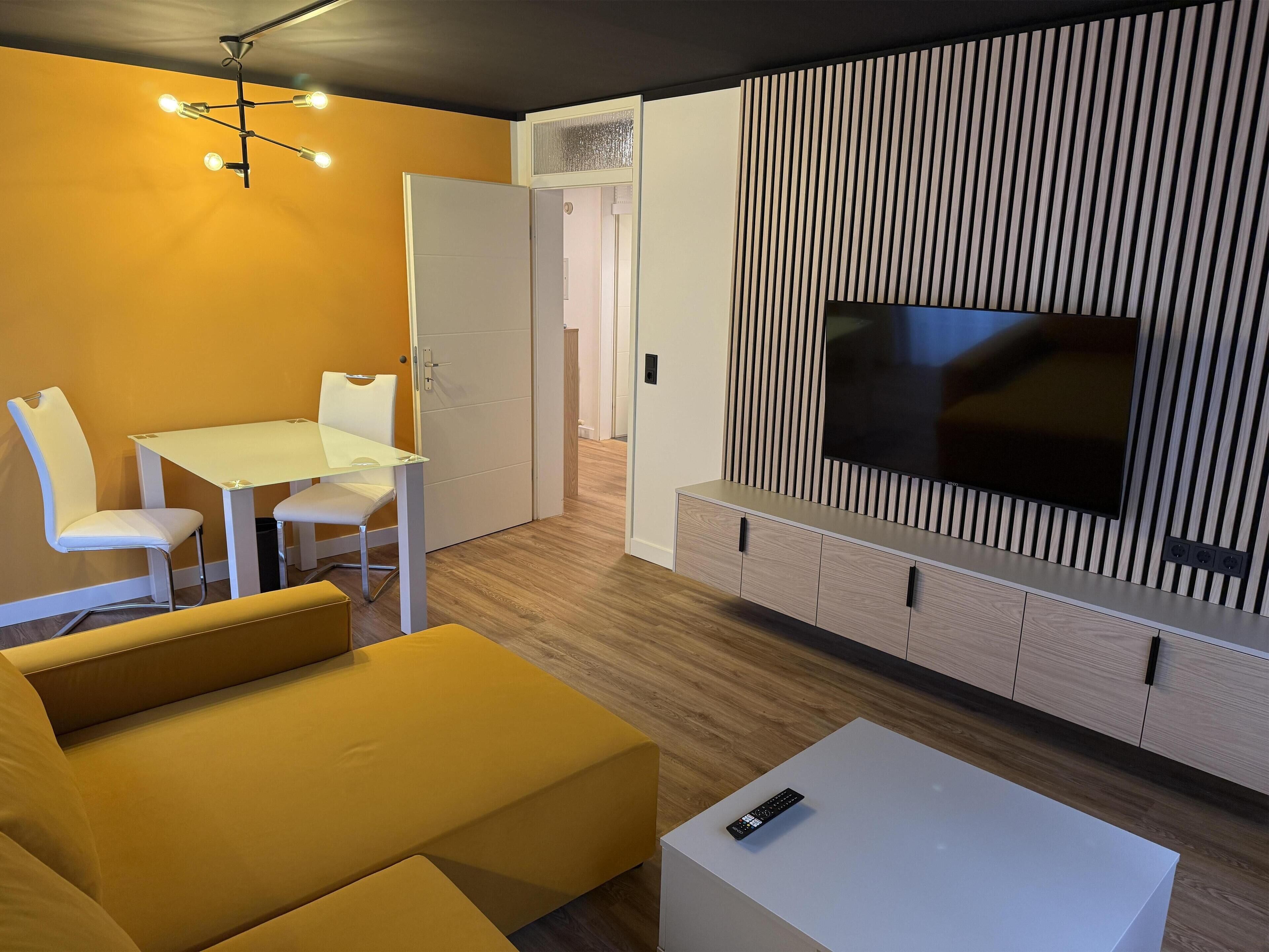 Two Bedroom Apartment | Allergikerbettwaren, Daunenbettdecken, Schreibtisch