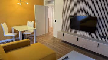 Two Bedroom Apartment | Allergikerbettwaren, Daunenbettdecken, Schreibtisch