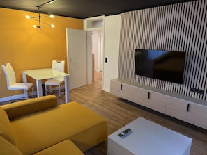 Two Bedroom Apartment | Allergikerbettwaren, Daunenbettdecken, Schreibtisch