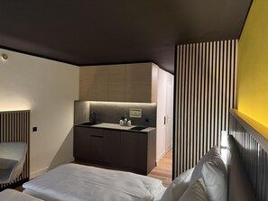 Habitación Deluxe, 1 cama doble, cocina básica | Cocina básica privada | Cafetera o tetera