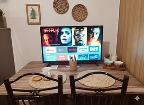 ثلاجة صغيرة، ميكروويف، موقد طهي مسطح، غسالة أطباق