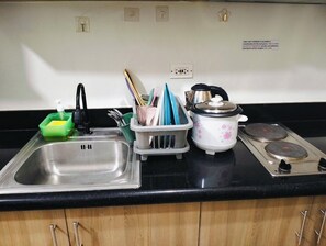 Double Room, City View | Private kitchen | Mini-fridge, microwave, stovetop, dishwasher - Mall of Asia - Cheap Accommodations (Pasay)