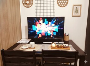 ثلاجة صغيرة، ميكروويف، موقد طهي مسطح، غسالة أطباق