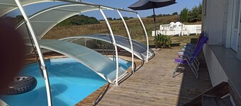 Country house with views of the Pyrenees, swimming pool and spa