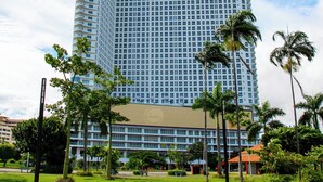 Un hôtel de grande hauteur au design moderne, doté d’un grand nombre de fen êtres et de balcons.
