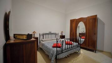 Classic-Apartment, Balkon, Hügelblick | Verdunkelungsvorhänge, Bügeleisen/Bügelbrett, kostenloses WLAN