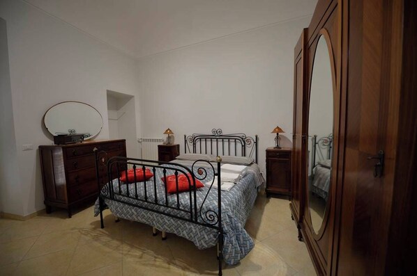 Appartement Classique, balcon, vue colline | Rideaux occultants, fer et planche à repasser, Wi-Fi gratuit