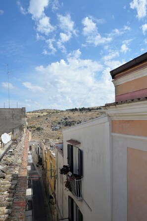 Appartement Classique, balcon, vue colline | Vue sur la colline