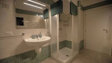 Appartement Classique, 1 chambre, animaux de compagnie acceptés, vue ville | Salle de bain