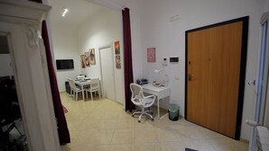 A room with a desk, chair, and a door. - dimorarte (Minervino Murge)