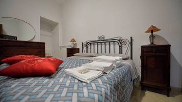 Apartamento clássico, sacada, vista para a colina | Cortinas blackout, ferros/tábuas de passar roupa, Wi-Fi de cortesia