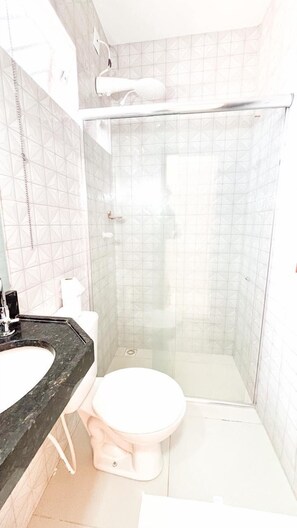 Suihku, hiustenkuivaaja, pyyhkeet, saippua