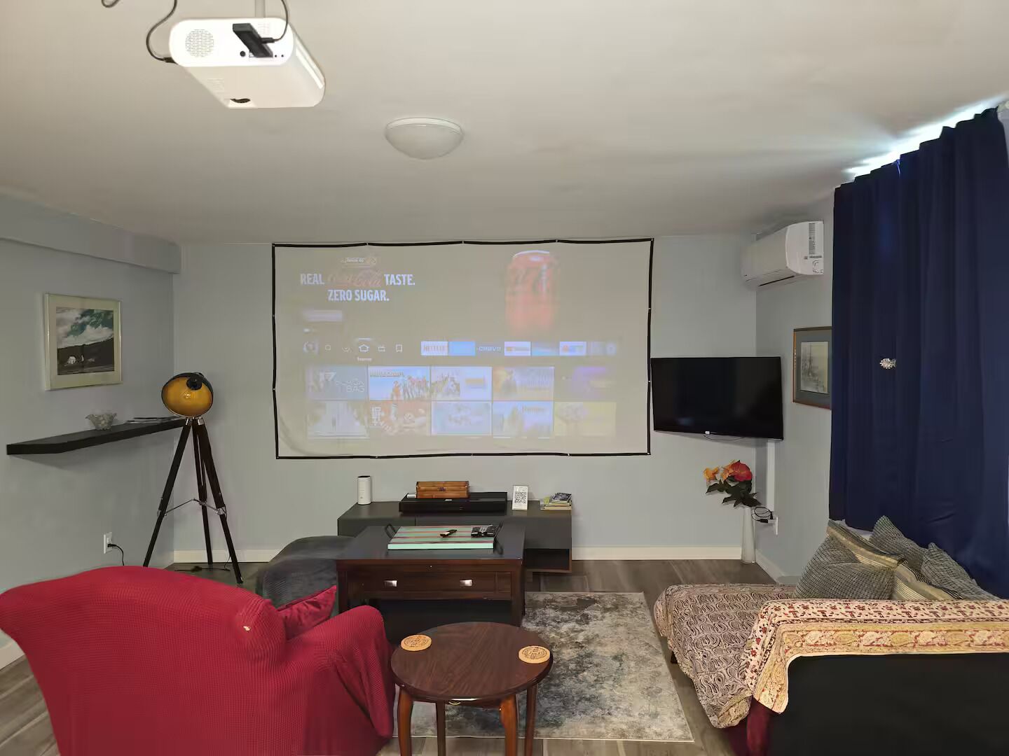 Smart-TV, Kamin, DVD-Player, Bücher