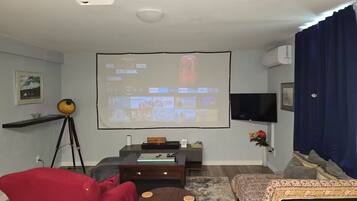 Una Smart TV, una chimenea, un reproductor de DVD, libros