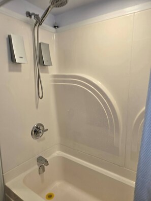 Secador de cabelo, toalhas de banho, sabonete, shampoo