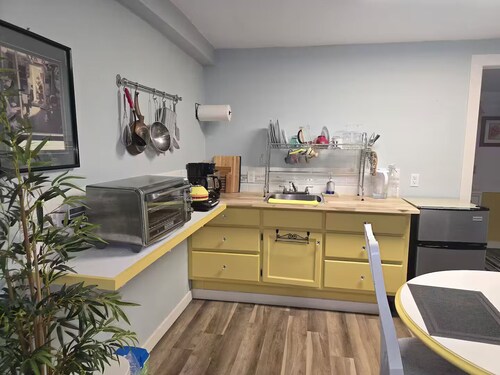 Charles' Hideaway by Digby Ferry/UNB/Hospital/City