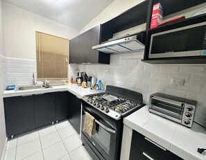 ثلاجة، ميكروويف، فرن، موقد طهي مسطح