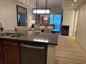 Interior - Close to El Paseo Westin 2BR Pools Pickleball Golf Pools hiking shopping tramway (Palm Desert)