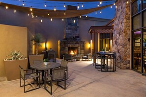 Outdoor dining - Close to El Paseo Westin 2BR Pools Pickleball Golf Pools hiking shopping tramway (Palm Desert)