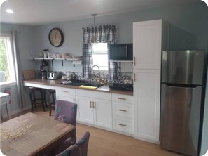 ثلاجة، ميكروويف، فرن، موقد طهي مسطح