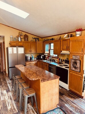 Refrigerador, microondas, horno y parrilla de estufa 