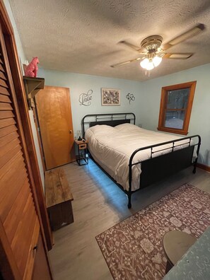 1 chambre, bureau, fer et planche à repasser, accès au Wi-Fi (inclus)