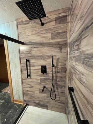 Douche, séchoir à cheveux, serviettes fournies, savon