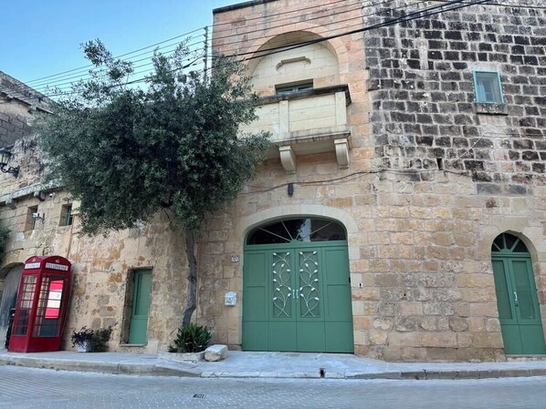 تفاصيل الفندق من الخارج