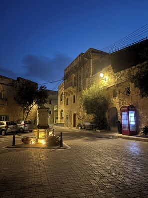 المنشأة من الخارج