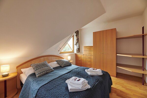 3 bedrooms, iron/ironing board, WiFi, bed sheets