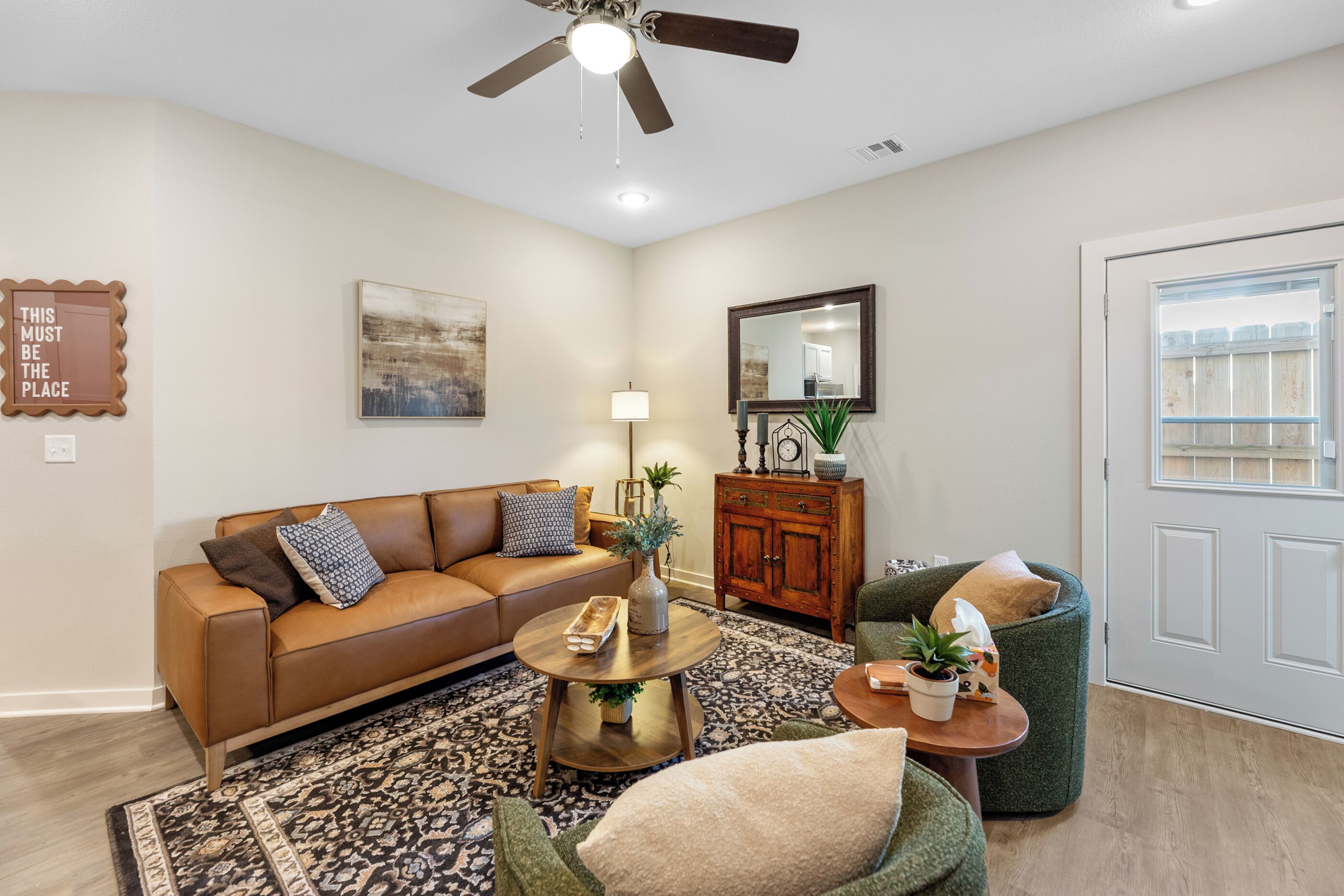 Smart-tv, een open haard en boeken