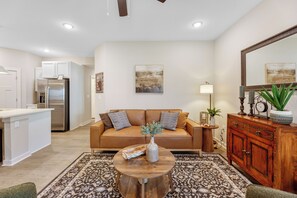 スマートテレビ、暖炉、書庫