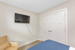 3 bedrooms, desk, iron/ironing board, free WiFi